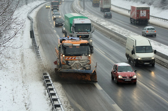 Straßenverkehr im Schnee