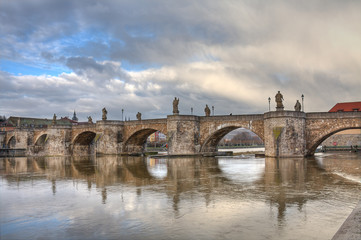 Obraz premium Alte Mainbrücke in Würzburg