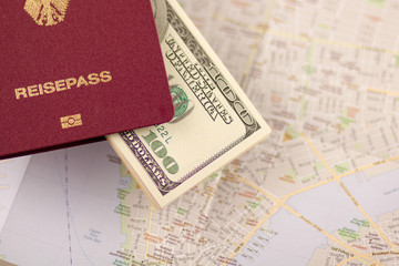 Reisepass und US Dollar auf Landkarte