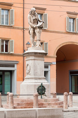 Fototapeta na wymiar statua Luigi Galvani w Bolonia, Włochy