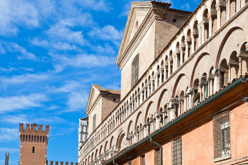 Fototapeta na wymiar fronton katedry z Ferrara od Piazza Trento Trieste