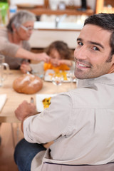 Fototapeta na wymiar Rodziny o posiłek w kuchni