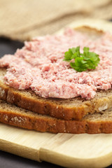 Graubrot mit Zwiebelmettwurst