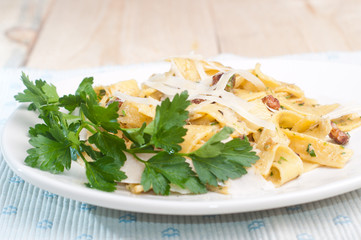 Spaghetti Carbonara with bacon, parsley and cheese