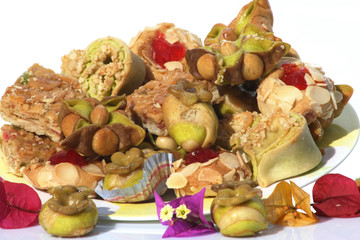 Des pâtisseries orientales sur fond blanc