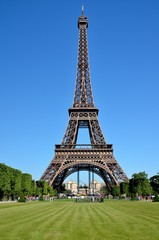 Fototapeta na wymiar Wieża Eiffla w słoneczny błękitne niebo w Paryżu, Francja