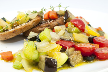 Овощной салат с ржаными тостами