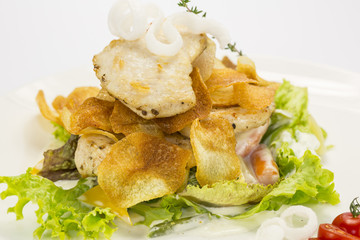 Салат из курицы и картофельных чипсов