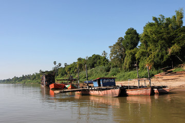 Fototapeta na wymiar Drewniany prom że krzyże Mekong do Champasak