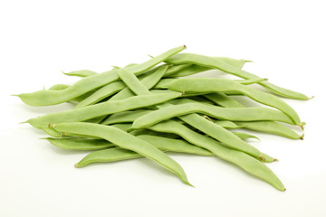 taccole fagioli verdi freschi su sfondo bianco