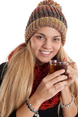 Lachende Frau mit einer Tasse Tee