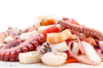 frutti di mare insalata su sfondo bianco
