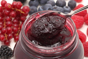 marmellata  frutti di bosco su sfondo bianco