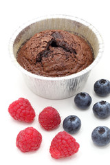 muffin al cioccolato con frutti di bosco sfondo bianco