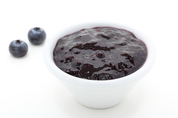 marmellata di frutta mirtilli su sfondo bianco