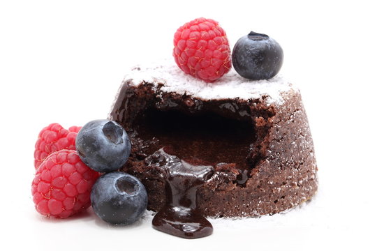 muffin al cioccolato con frutti di bosco sfondo bianco