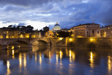 Fototapeta na wymiar Most nad> Tybru z kopułą w Watykanie (Rzym)