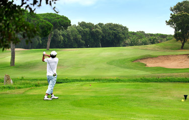 Obraz premium Golfplatz Golfspieler beim Abschlag – Golf Course Golfer teeing