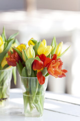 Fototapeta na wymiar kwiat tulipana w szklanej dekorowane na białym stole
