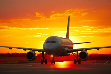 Fototapeta na wymiar Samolot na zachód słońca - podświetlany