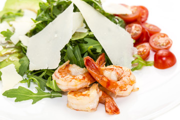 Салат из креветок, зелени и сыра