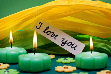 grün gelber hintergrund mit textschild i love you