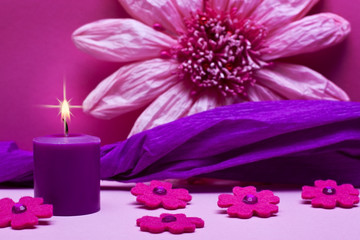 Obraz na płótnie Canvas liliowy, purpurowy, różowy tła z kwiatów i świec