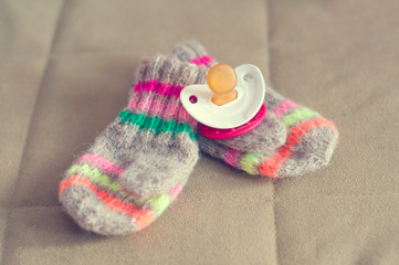 Детские зимние рукавички и соска-пустышка