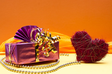 festliche karte mit geschenk und herz