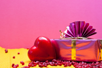 romantischer hintergrund, altrosa und gelb mit herz und geschenk