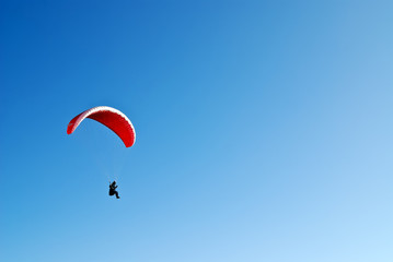 Paragleiter am Himmel