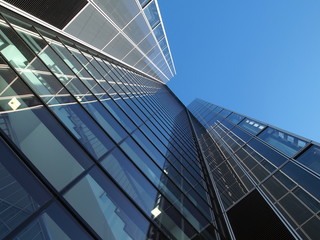 Fototapeta na wymiar Architektur Gebäudedetail schräge Ansicht mit Himmel