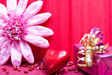 rosa hintergrund mit geschenk und herz