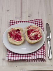 Zwei Brötchenhälften mit selbstgemachter Marmelade