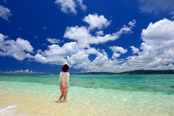 海水浴を楽しむ笑顔の女性