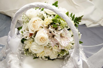 Ramo de rosas y orquideas de boda para la novia