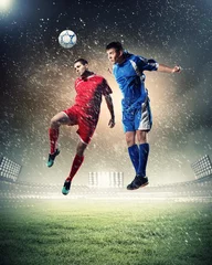 Foto op Aluminium Voetbal twee voetballers die de bal slaan