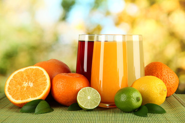 Glasses of juise with leafs and fruits
