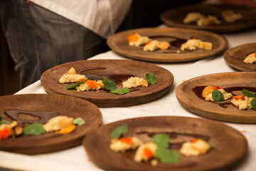 Preparacion de comida gastronomica, carne, vegetales. Madera.
