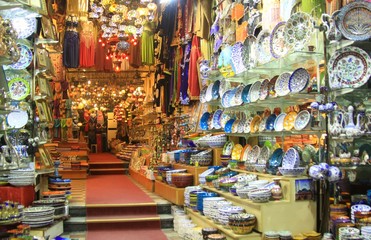 Obraz premium orientalne wzory na kolorowej porcelanie na Krytym Bazarze (targ)