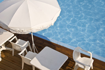 Terrasse au bord d'une piscine