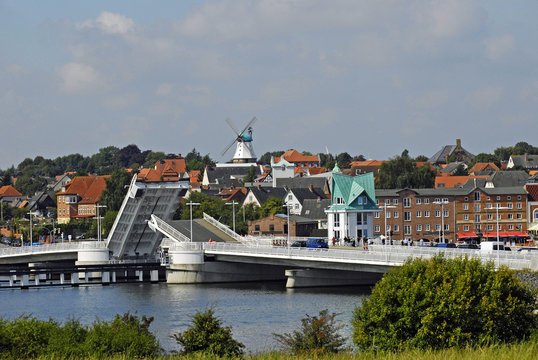 Klappbr&uuml;cke &uuml;ber der Schlei vor dem Stadtpanorama von Kappeln