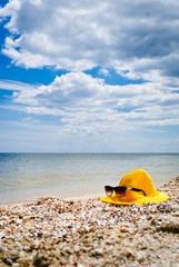Fototapeta na wymiar kapelusz na plaży