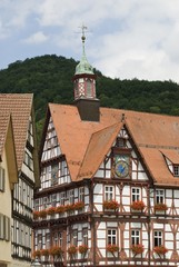 Rathaus mit Blumenschmuck