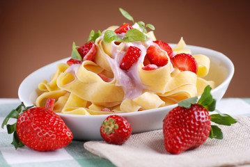 pappardelle all'uovo con crema di fragole