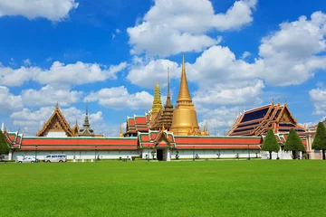 Foto op Plexiglas thailand grand palace in cloudy day © Noppasinw