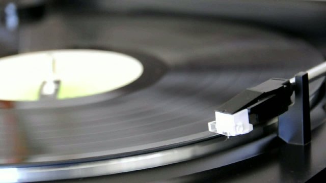Démarrage d'un disque sur une platine vinyle - Vidéo HD