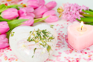 Dekoherz, Herzkerze und Blüten