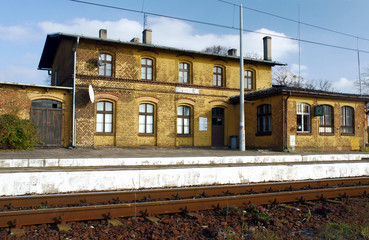 Mała, stara stacja kolejowa - obrazy, fototapety, plakaty
