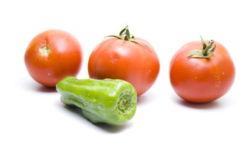 Grüne Paprika und rote Tomaten